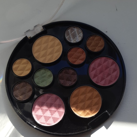 BeautyTreats, eyeshadow blush and powder palette - Picture 3 of 5